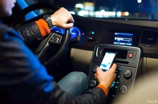 开车玩手机将被重罚 澳大利亚推新法规